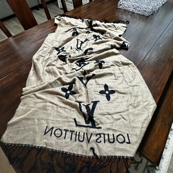 Louis Vuitton Cashmere Scarf. 73.2 x 13.4 inches
(length x Height) - Picture 2 of 5
